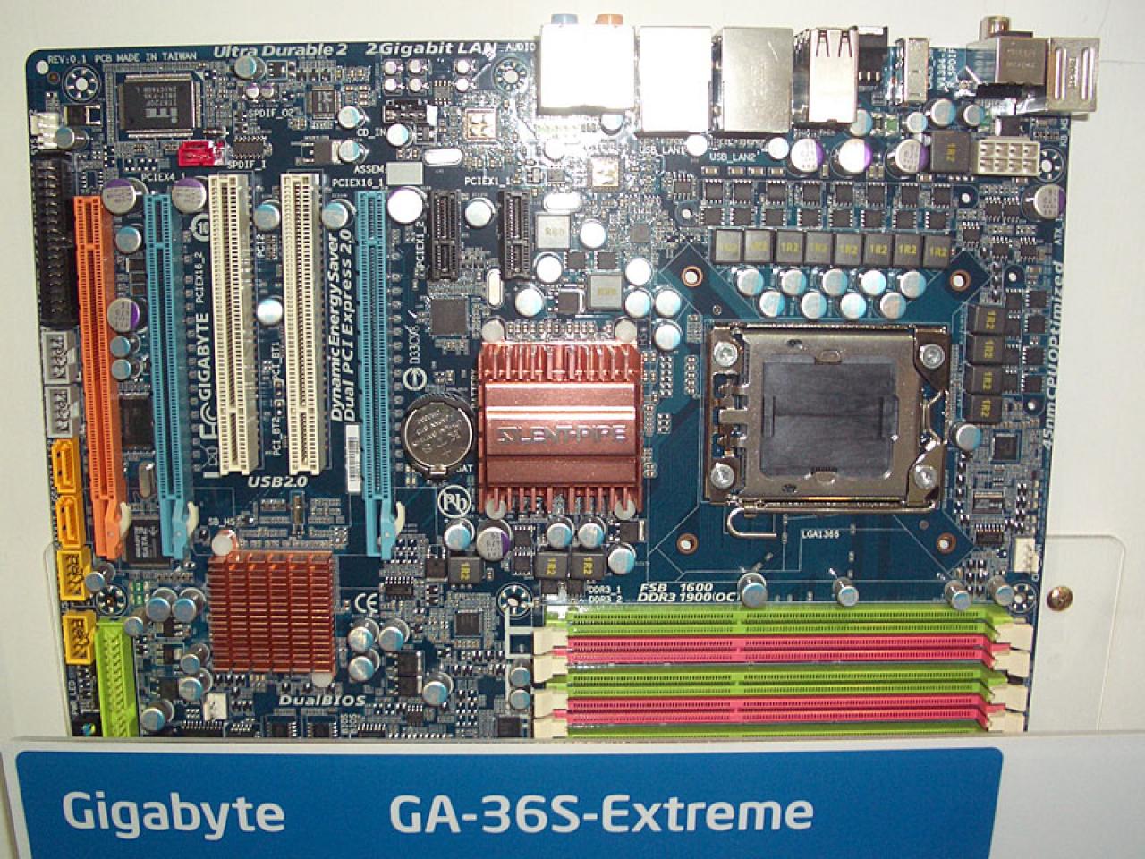 [07/06/2008] Gigabytes GA-36S-Extreme kommt im gewohnten Look daher. Auf der Platine scheinen sich lediglich drei PCI-Express-x16-Ports zu finden, dafür verfügt es aber über zusätzliche PCI-Express-x1-Steckplätze. (Bild: Bit-tech.net)