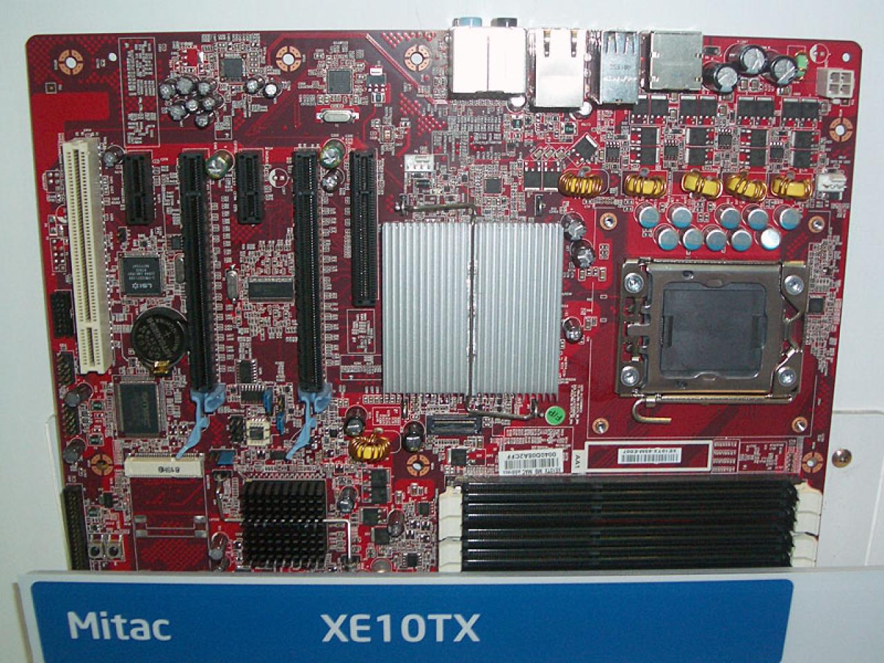 [07/06/2008] Auch die bei uns weniger bekannte Firma Mitac stellt mit dem XE10TX ein entsprechendes Nehalem-Mainboard vor. (Bild: Bit-tech.net)