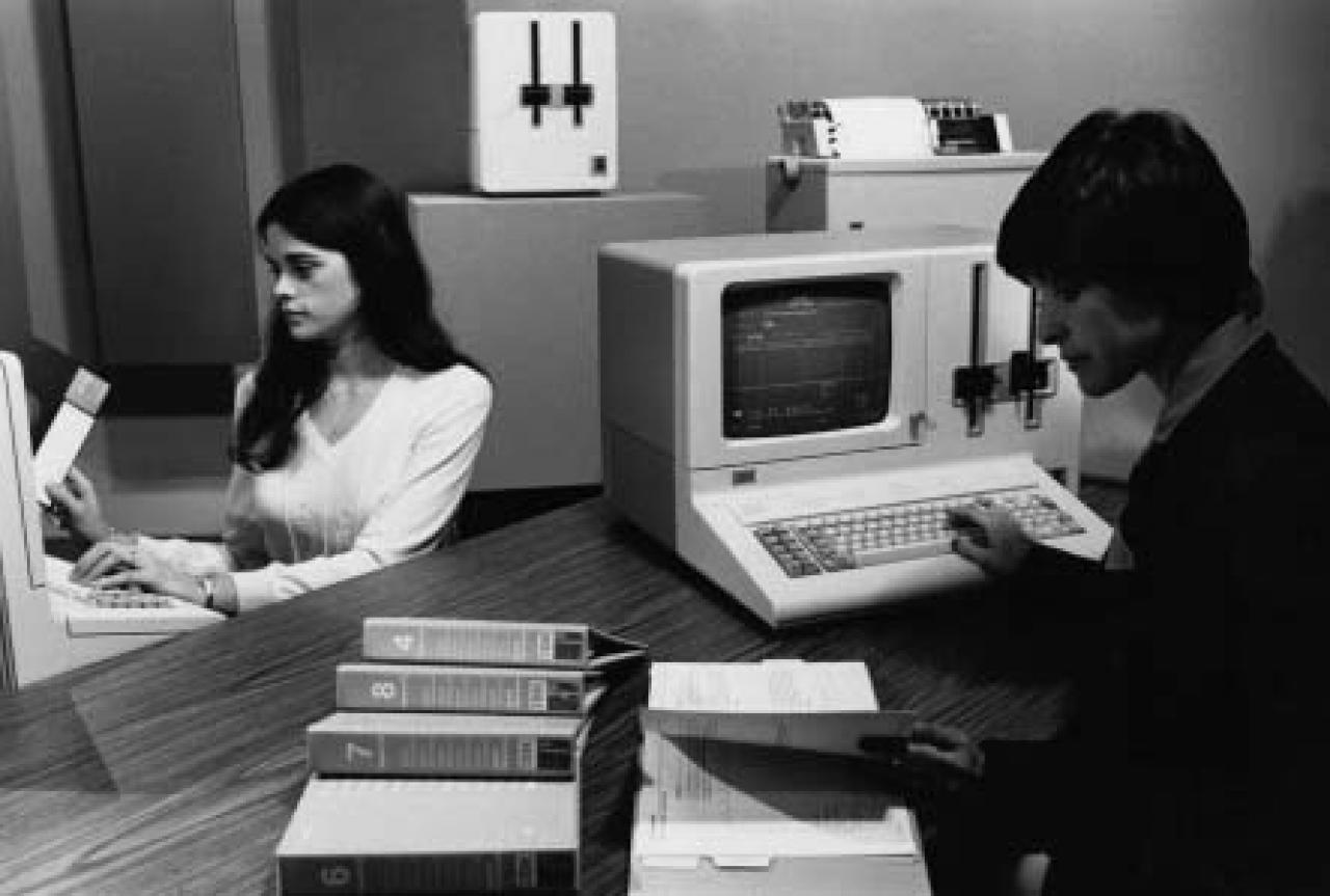 [25/07/2008] Das System/23 sollte auch für Einsteiger leicht zu bedienen sein - Neuland für IBM. An einen Rechner ließen sich zwei Tastaturen und Bildschirme anschließen, ein einzelnes System/23 ließ sich auf diese Weise zu zweit benutzen.