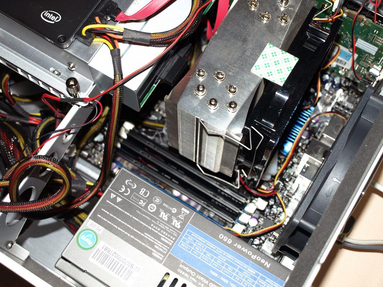 [12/07/2008] Gut zu erkennen: Die drei bestückten DDR3-Speicherbänke. (Bild: Hothardware)