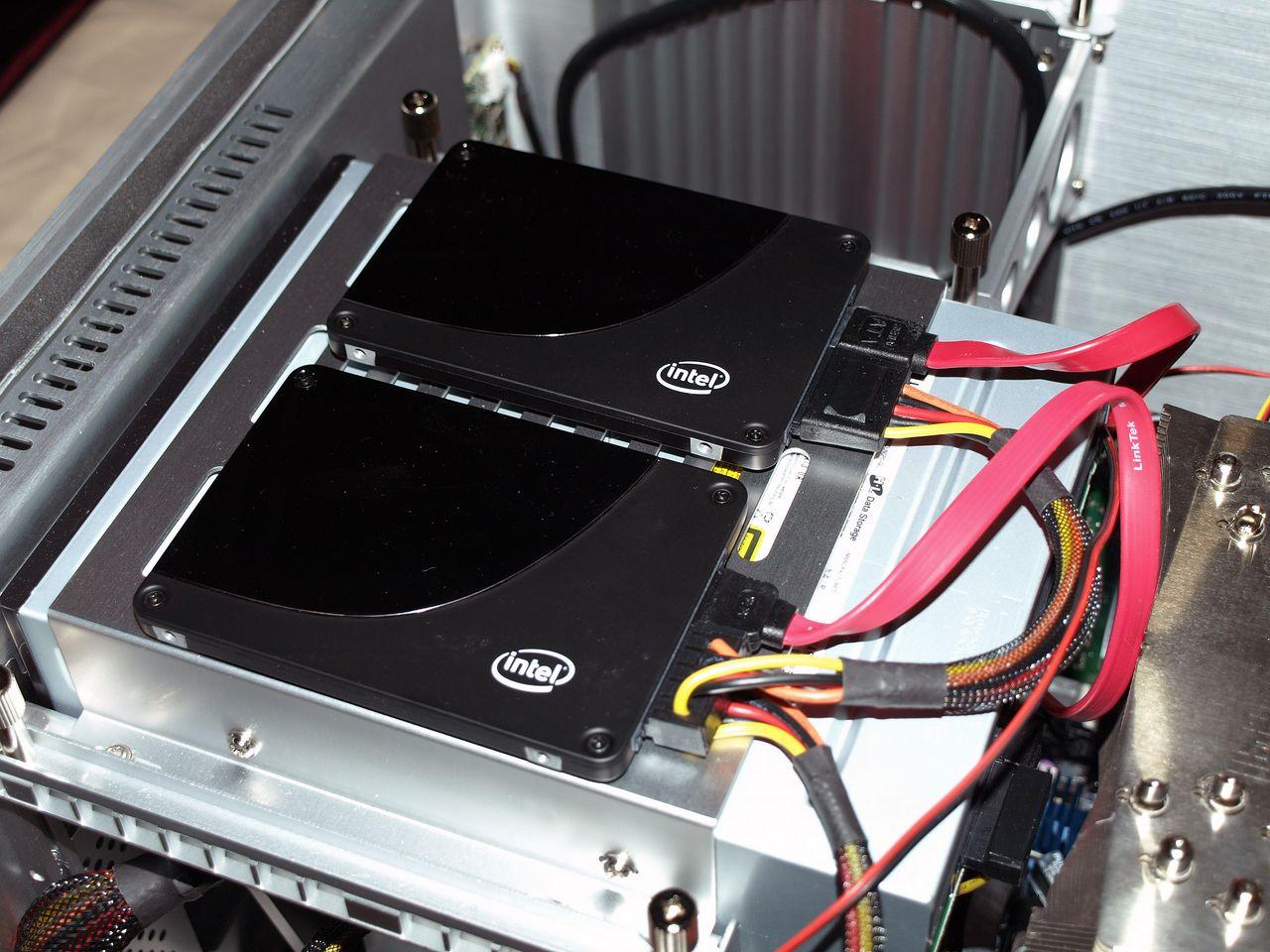 [12/07/2008] Zwei 80 Gigabyte große SSDs im Raid-0-Verbunt sollen für überragende Transferraten sorgen. (Bild: Hothardware) 
