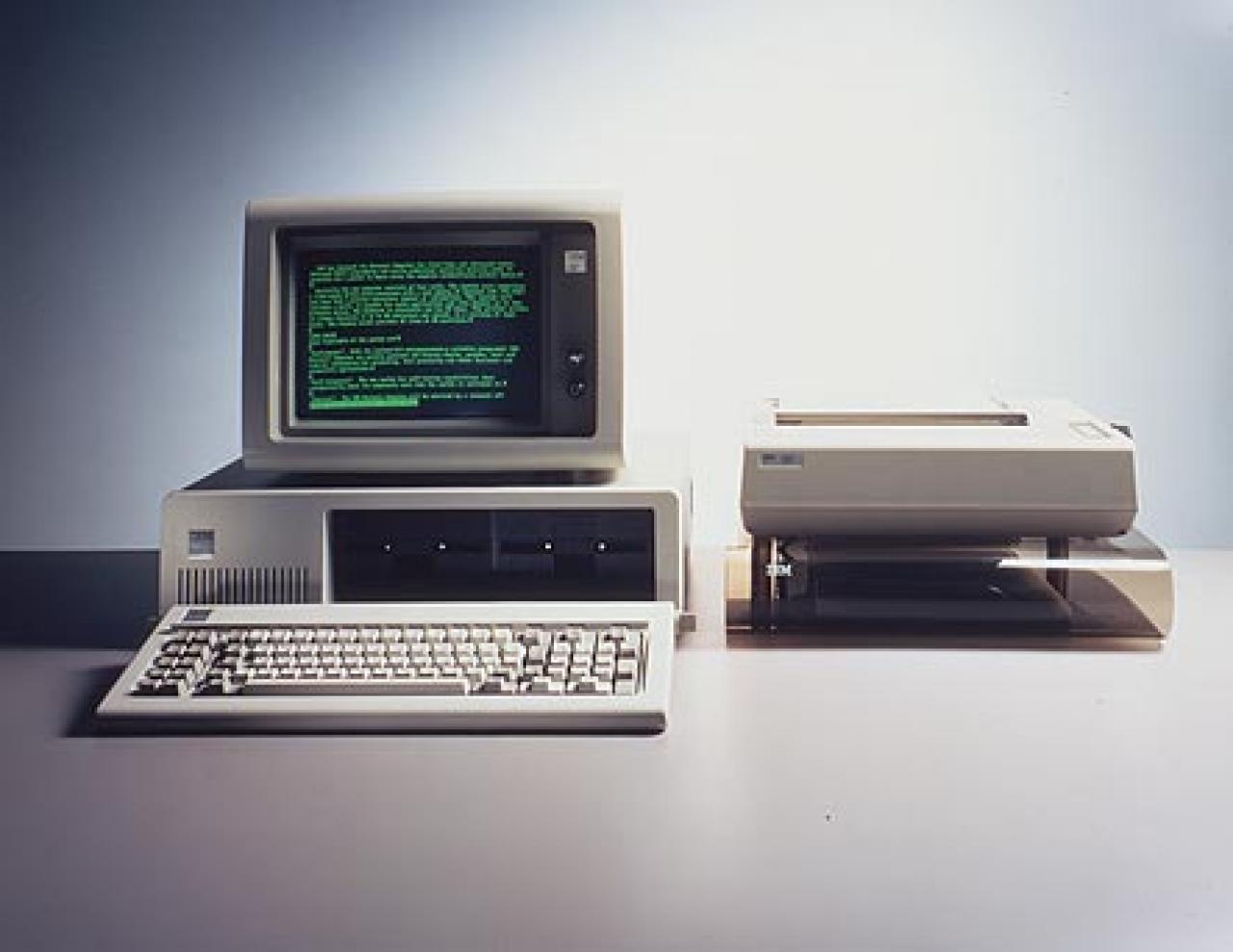 [02/07/2008] (Platz 1: IBM) Das ist er, der Begründer der modernen PC-Industrie: IBMs 5150 von 1981. Seine flexible Architektur, die sich mit Steckkarten erweitern ließ, der (verglichen mit IBMs Großrechnern) niedrige Preis und die vielen kompatiblen Klone ließen diese Architektur zum Standard werden, bald verdrängte der PC die meisten anderen Plattformen. Der 5150 ist der Prototyp des x86-PCs, wie er heute die IT-Welt dominiert, und machte fortan Kompatibilität zur Maxime.