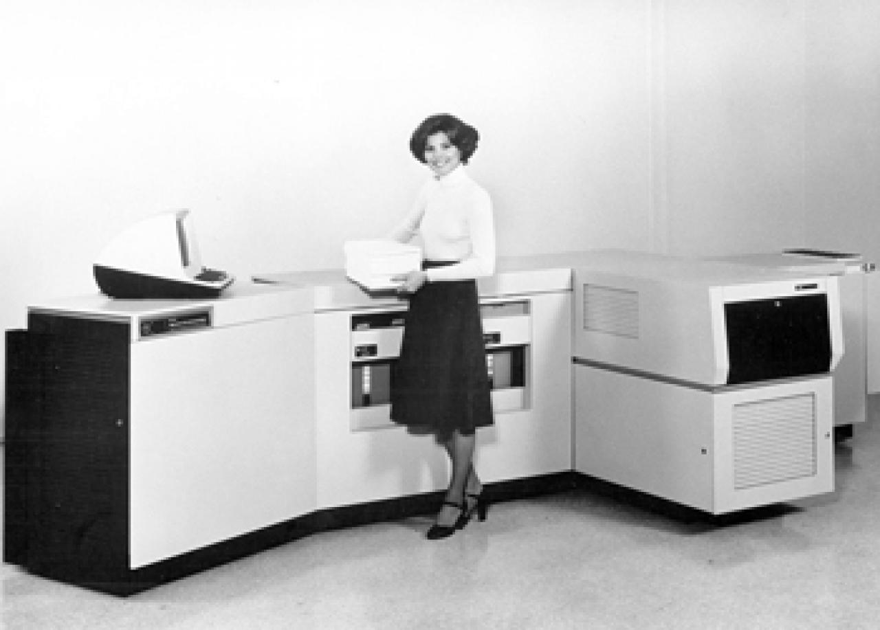 [02/07/2008] (Platz 3: Xerox) Xerox brachte nicht nur die ersten Kopierer auf den Markt, die Firma erfand auch den Farbdrucker sowie diesen ersten Laserdrucker von 1969 und verband so die Papier- mit der Computerwelt. Außerdem war man eines der ersten Unternehmen, die Komplettrechner anboten. Der Xerox Alto von '73 mit Maus etwa.
