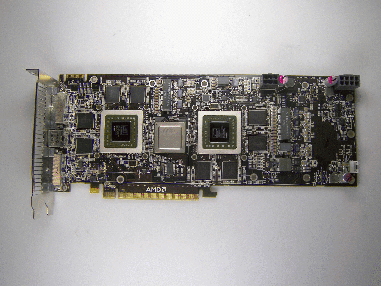 [24/07/2008] AMD Radeon HD 4870 X2: die Karte mit und ohne Kühler (Bild: PCGH)