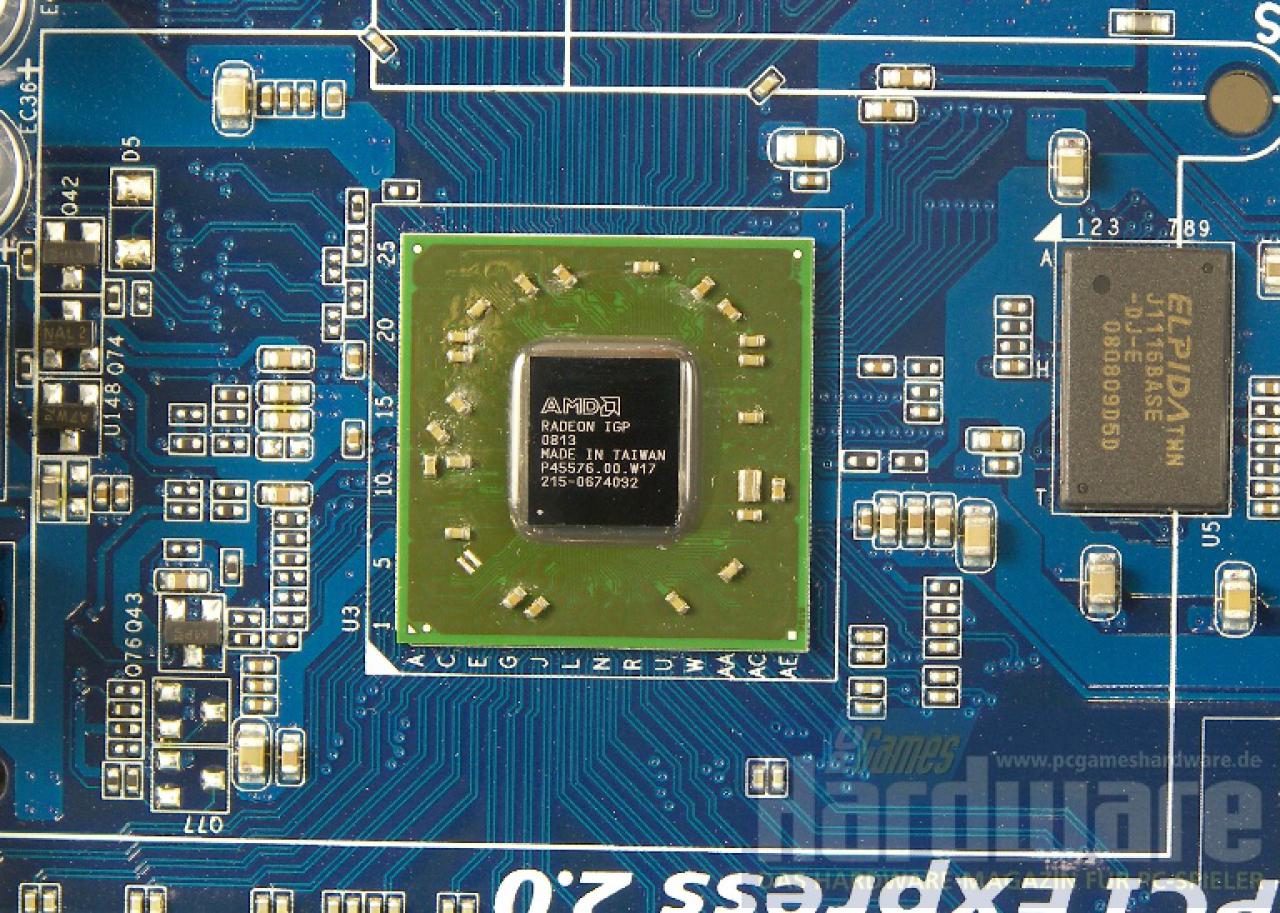[31/07/2008] Die 790GX-Northbridge samt Sideport-Speicherchip(Bild: PCGH)