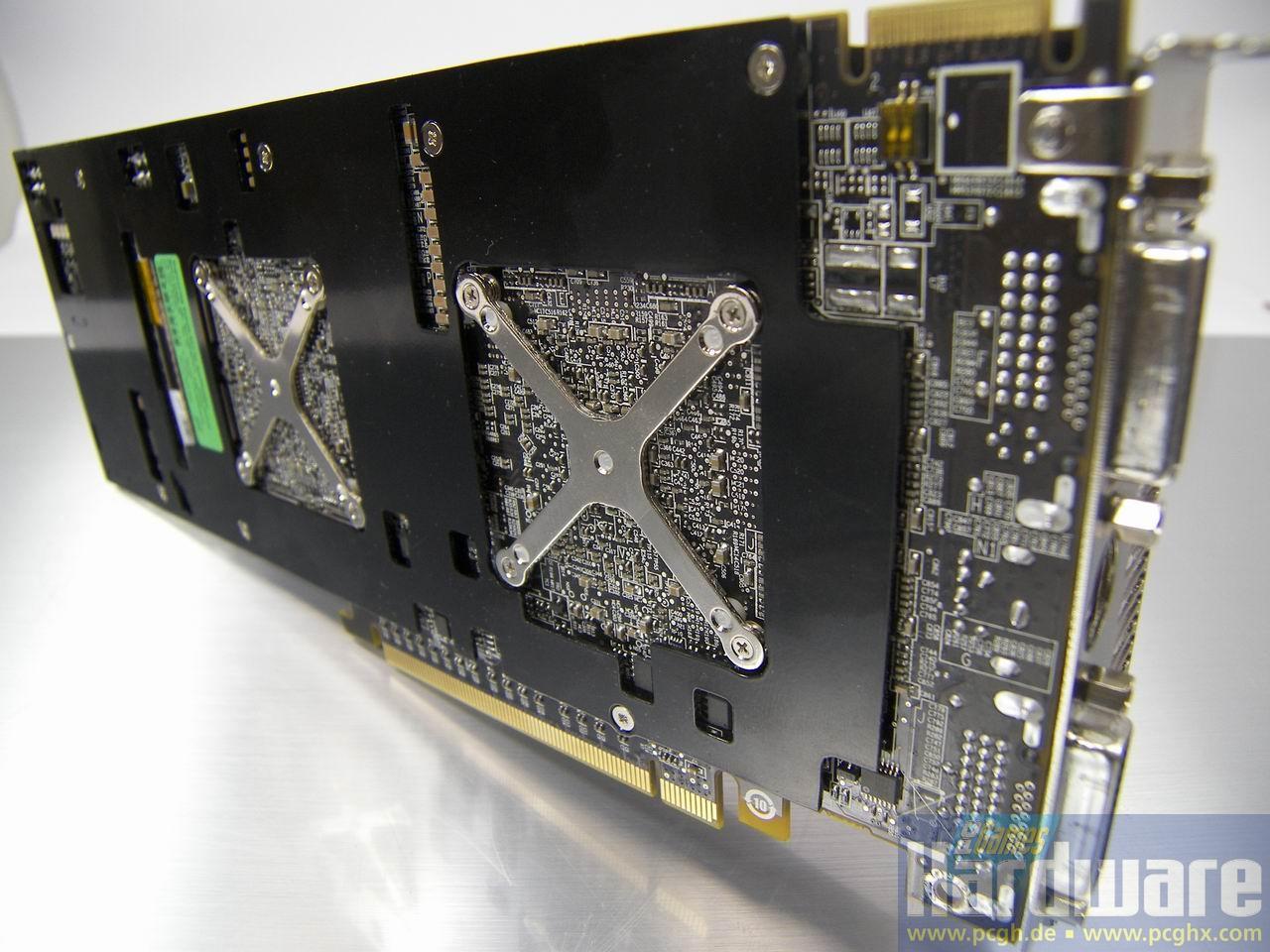 [22/07/2008] Gerade im PCGH-Testlabor gewesen: Die Radeon HD 4870 X2 mit 2x RV770-GPU und 2 GiByte GDDR5-RAM.