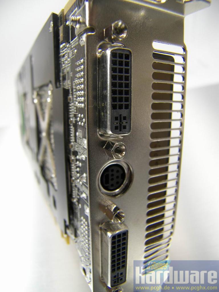 [22/07/2008] Neue Bilder der Radeon HD 4870 X2 sollen die Wartezeit bis zum Online-Test überbrücken.