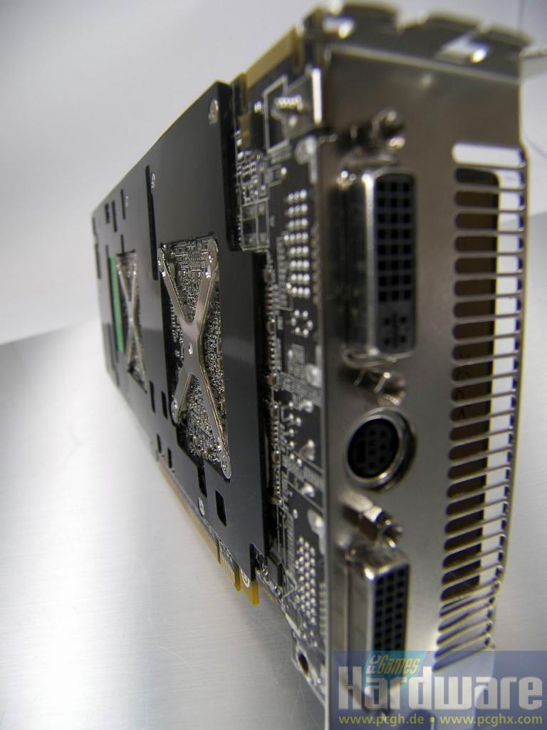 [22/07/2008] Neue Bilder der Radeon HD 4870 X2 sollen die Wartezeit bis zum Online-Test überbrücken.