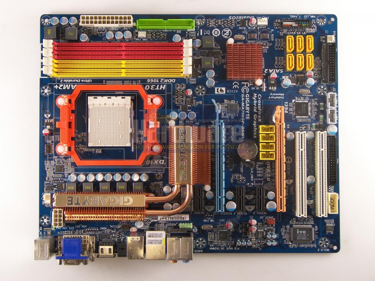 [31/07/2008] Unser 790GX-Tesmuster: Das Gigabyte MA790GP-DS4H ermöglicht Crossfire X mit zweimal acht PCI-E-2.0-Lanes. (Bild: PCGH)
