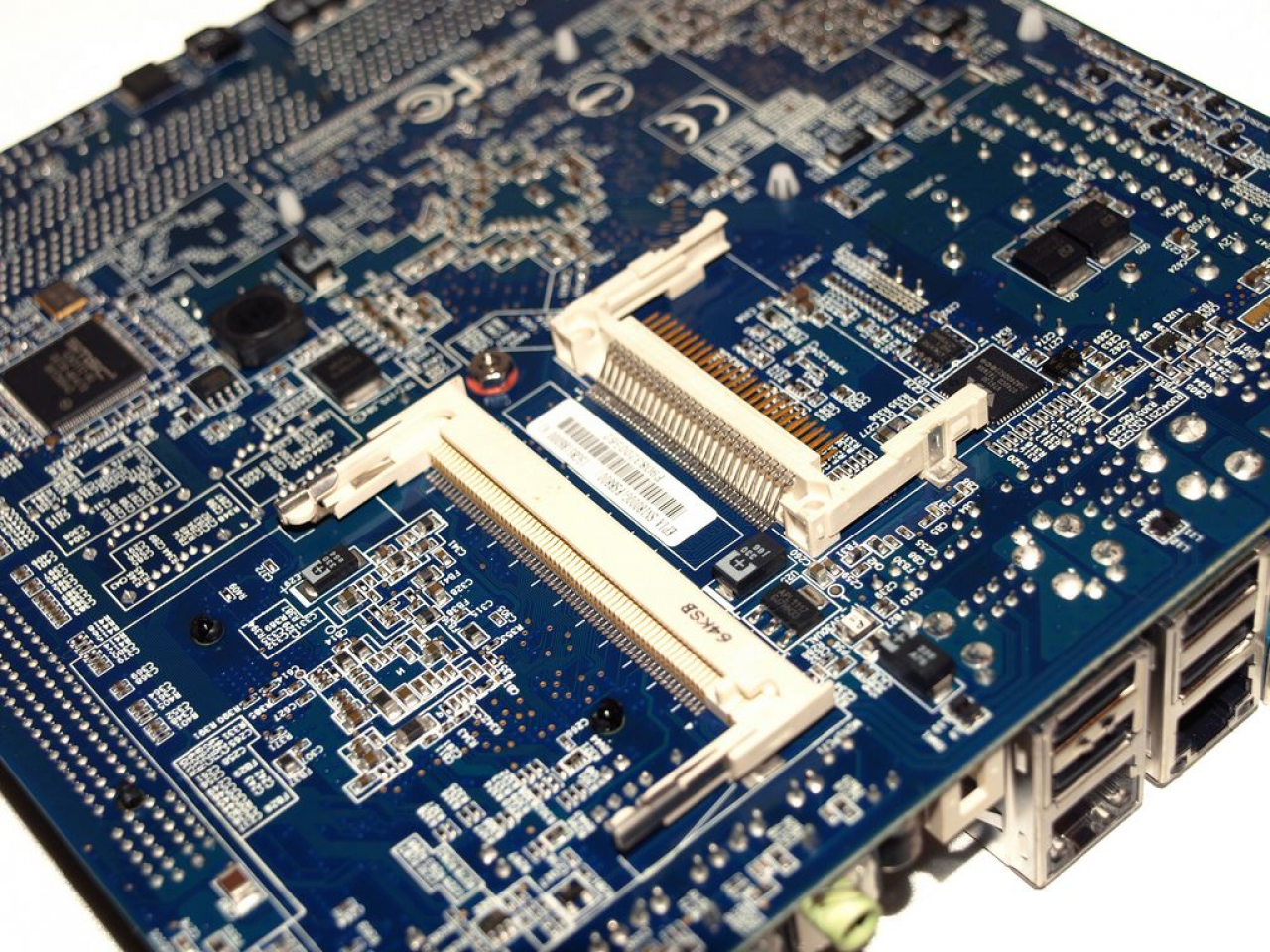 [30/07/2008] Atom vs. Nano: Das Via Referenz-Board (Bild: HHW)