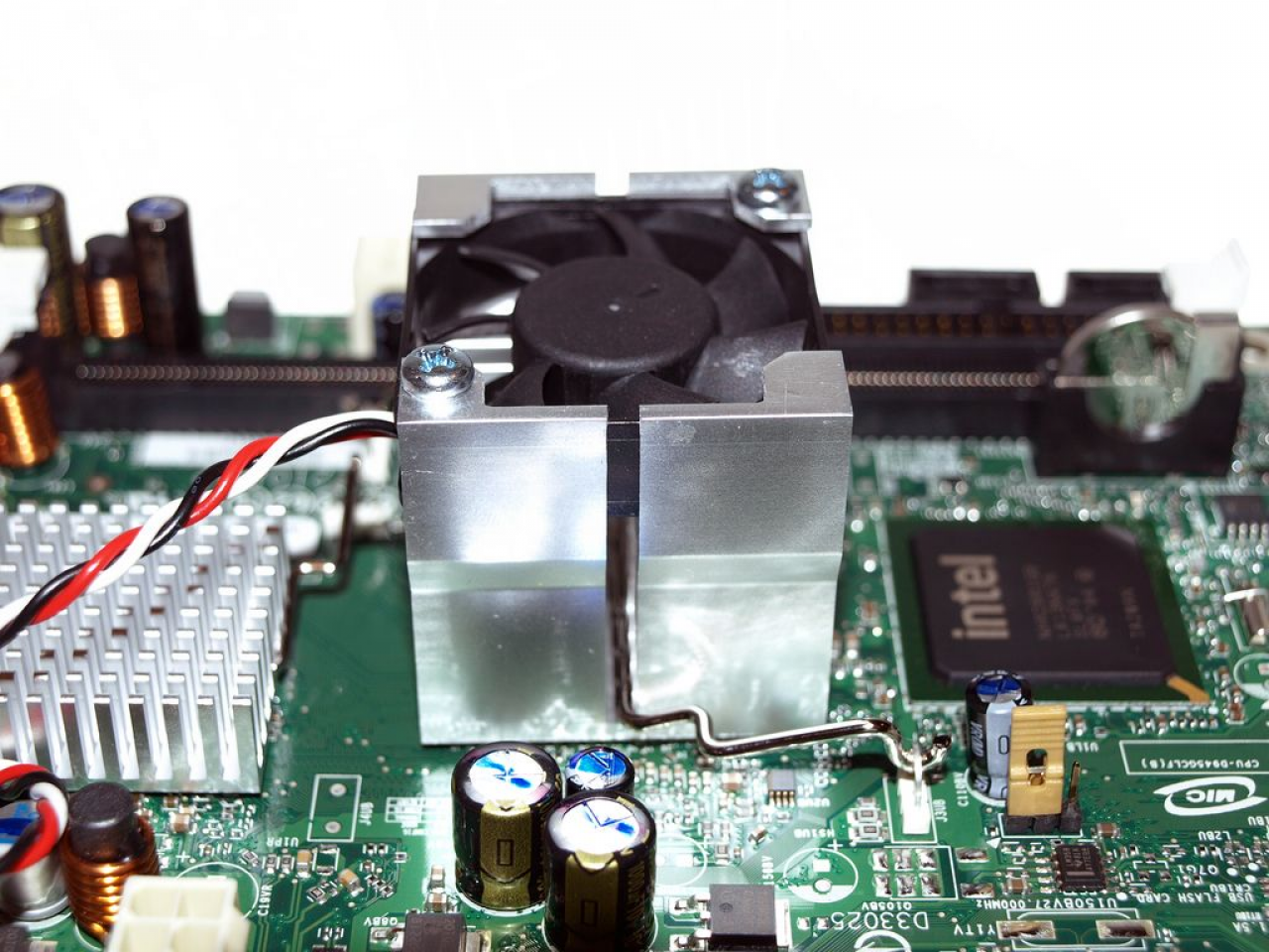 [30/07/2008] Atom vs. Nano: Das Intel BOXD945GCLF (Bild: HHW)