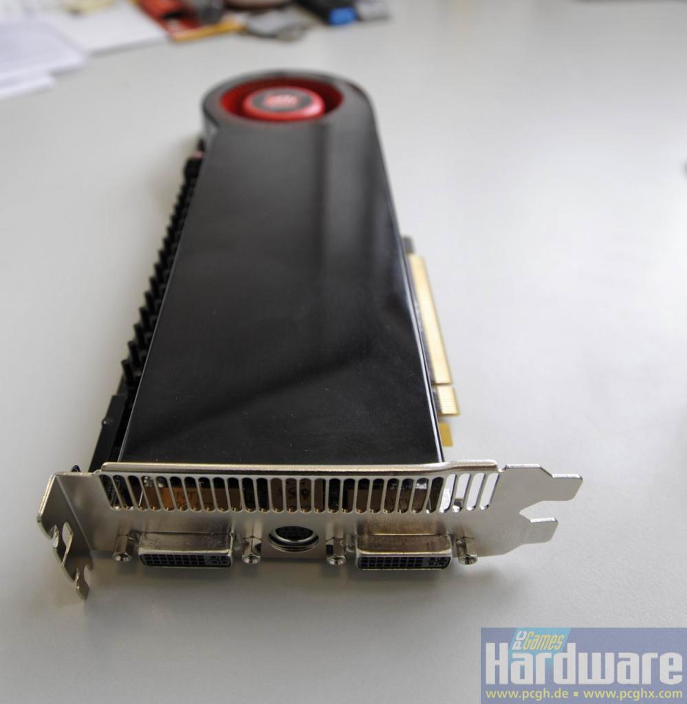 [21/07/2008] Die Radeon HD 4870 X2 noch mit Kühler - Bilder ohne Kühler sind geplant, sobald die Tests durchgeführt wurden.