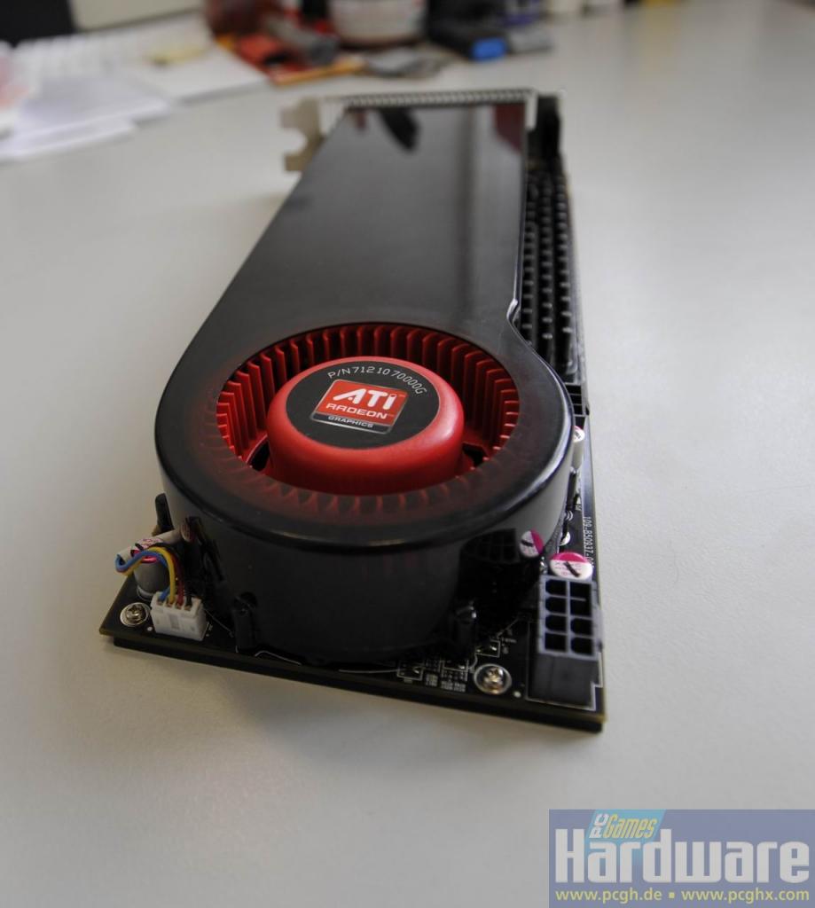 [21/07/2008] Die Radeon HD 4870 X2 noch mit Kühler - Bilder ohne Kühler sind geplant, sobald die Tests durchgeführt wurden.