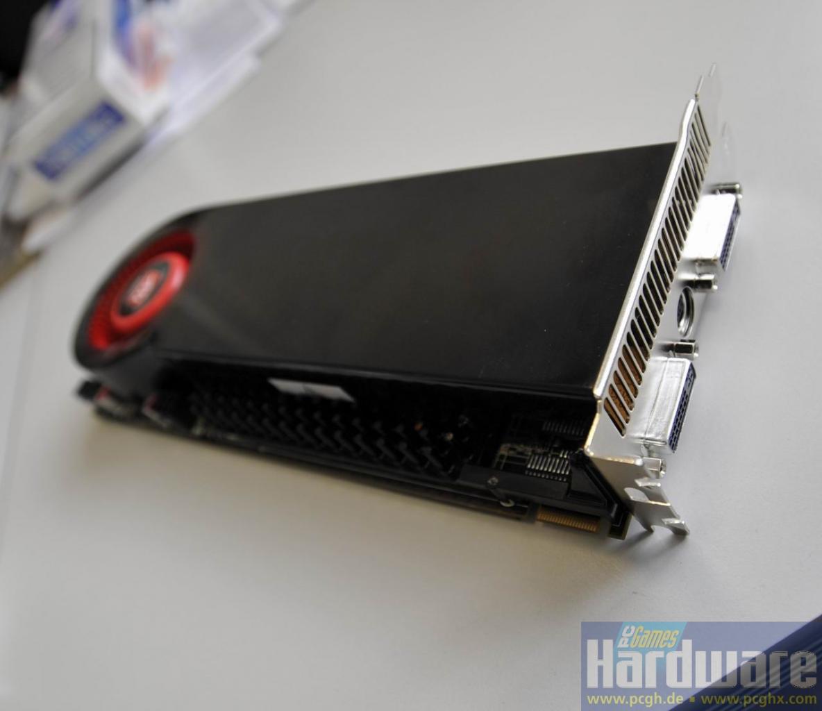 [21/07/2008] Die Radeon HD 4870 X2 noch mit Kühler - Bilder ohne Kühler sind geplant, sobald die Tests durchgeführt wurden.