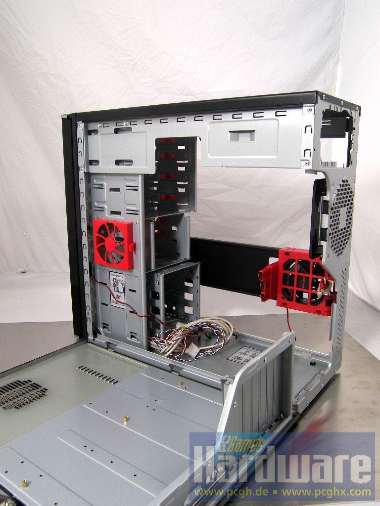 [30/07/2008] Offnet man die Seitenwand, klappt der Mainboardschlitten mit heraus. (Bild: PCGH)