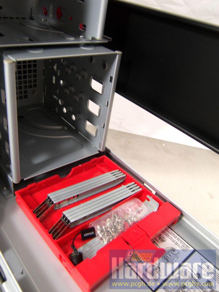 [30/07/2008] Unter dem HDD-Käfig befindet sich ein Kasten mit Einzelteilen. (Bild: PCGH)