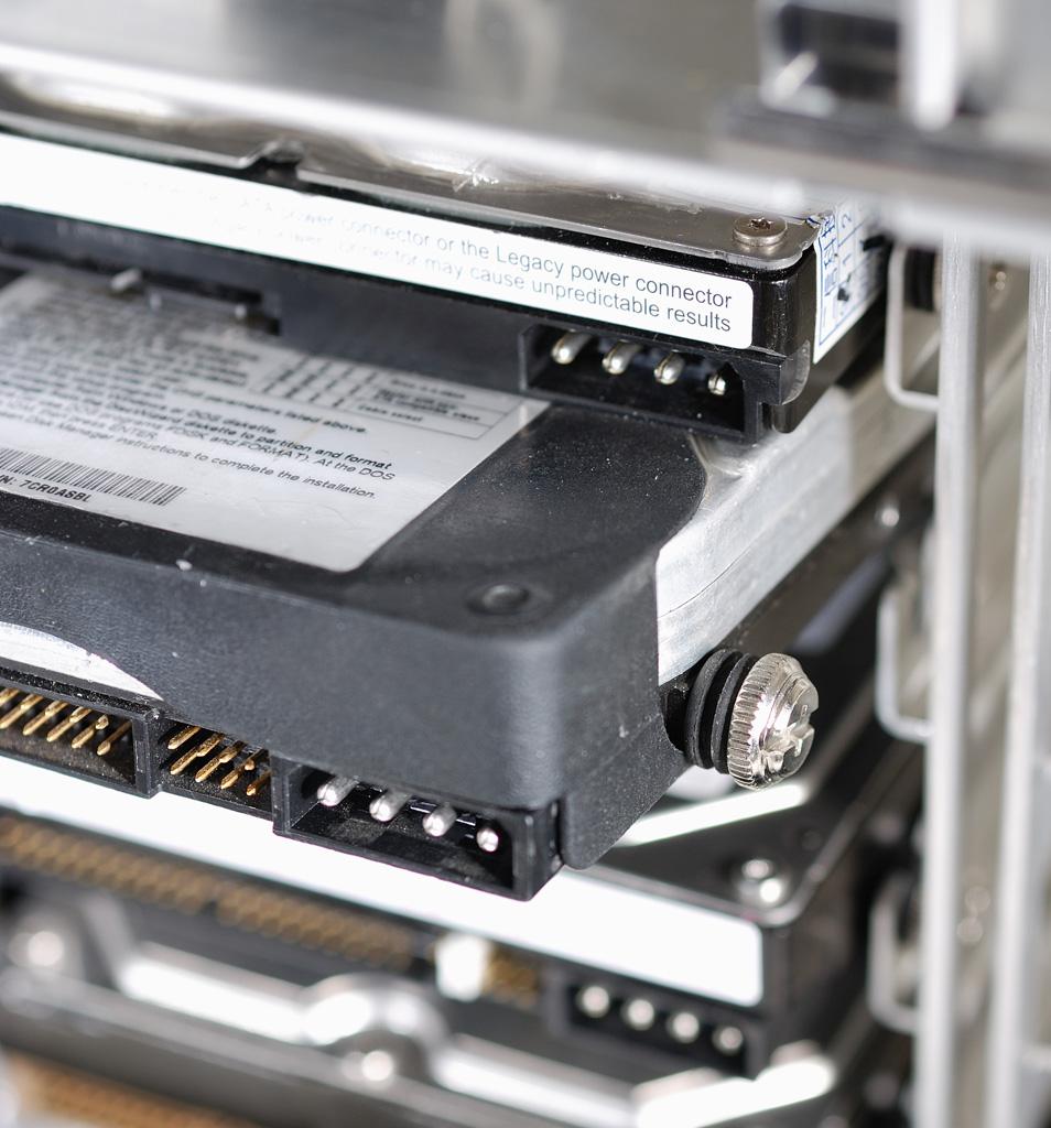 [02/07/2008] Die HDD-Käfige sind vom Gehäuse entkoppelt. (Bild: Lian-Li)