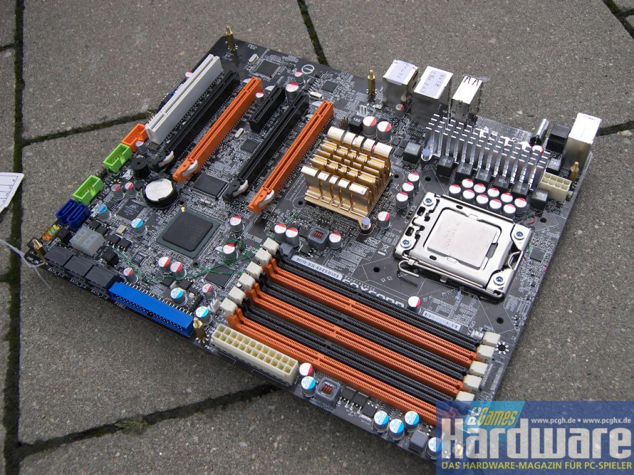 [24/08/2008] Foxconn Renaissance: X58, sechs Speicherbänke, vier Grafik-Slots. (Bild: PCGH)