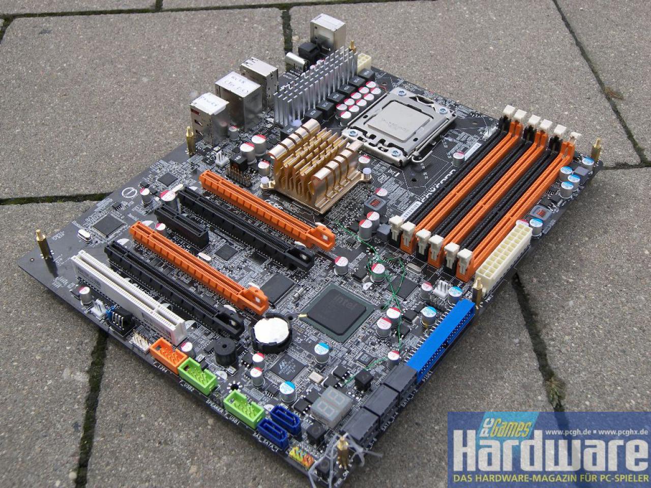 [24/08/2008] Foxconn Renaissance: X58, sechs Speicherbänke, vier Grafik-Slots. (Bild: PCGH)