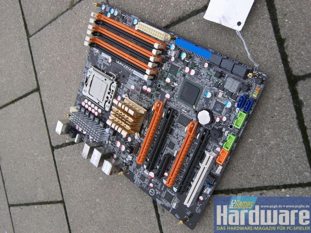 [24/08/2008] Foxconn Renaissance: X58, sechs Speicherbänke, vier Grafik-Slots. (Bild: PCGH)