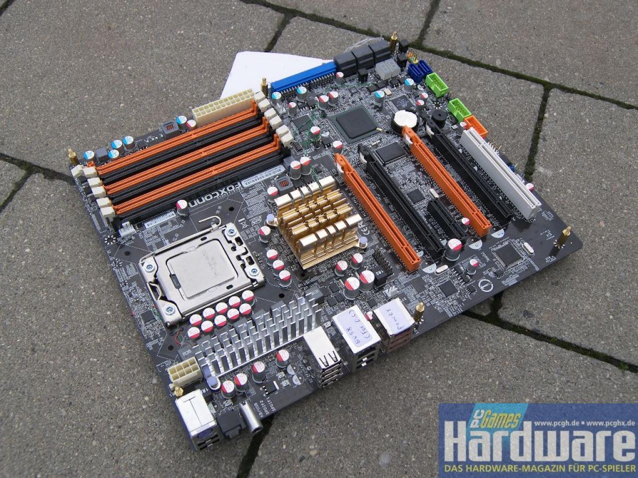 [24/08/2008] Foxconn Renaissance: X58, sechs Speicherbänke, vier Grafik-Slots. (Bild: PCGH)