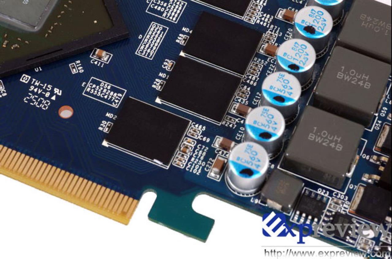 [08/08/2008] Die Speicherchips sind um die GPU angeordnet. (Bild: Expreview)