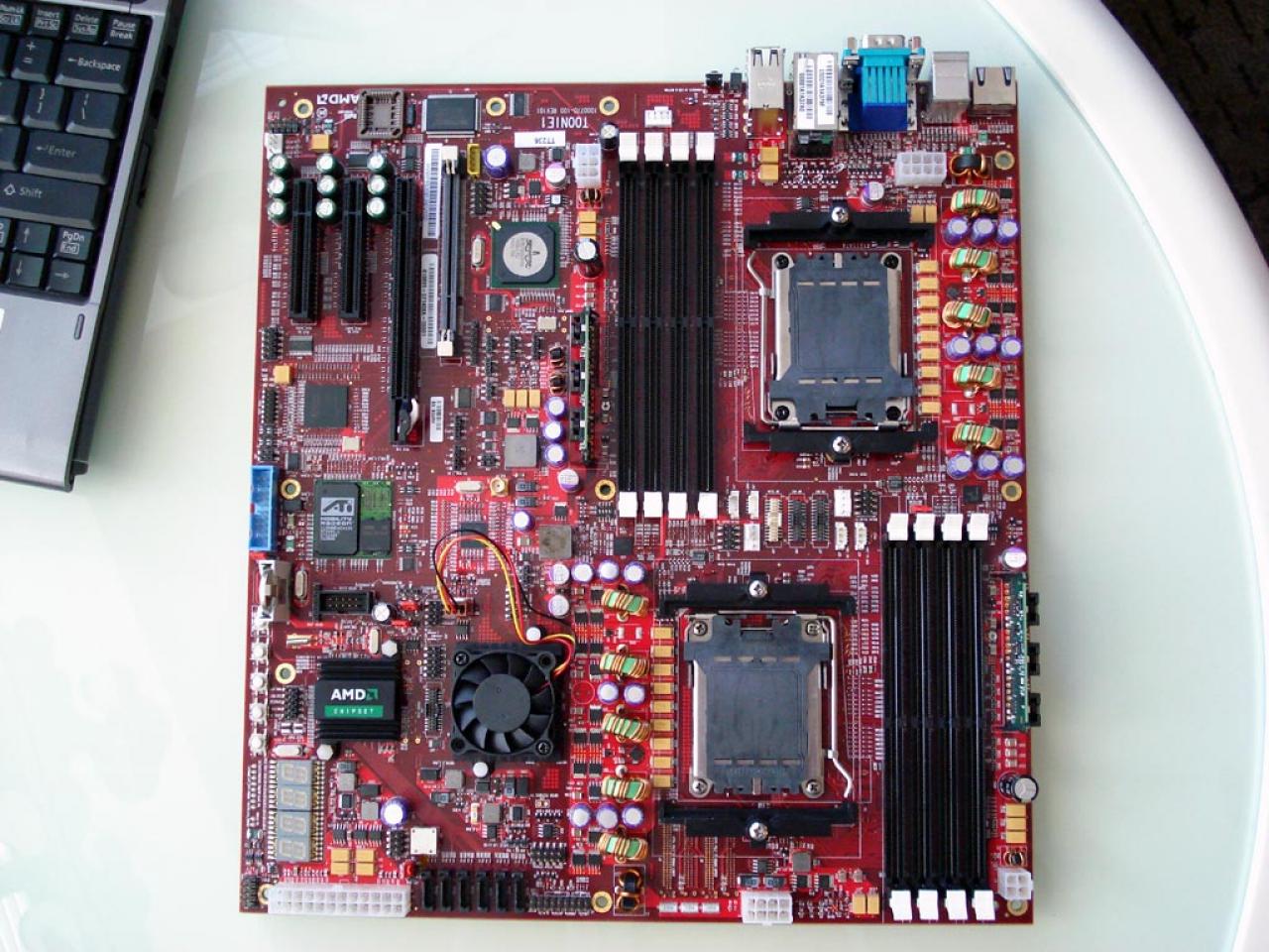 [21/08/2008] AMD zeigte am Rande des IDF einen Prototyp der kommenden Fiorano-Plattform. (Bild: tomshardware)