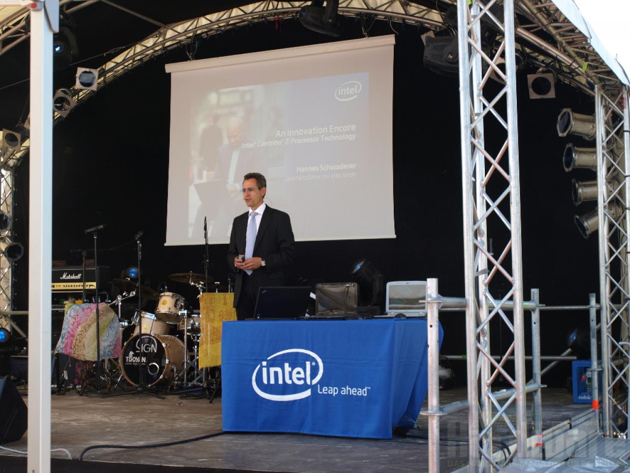 [01/08/2008] Martin Strobel (Intel) führt durch das Programm. (Bild: PCGH)