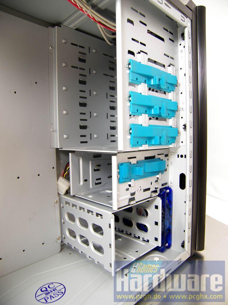 [05/08/2008] Die Laufwerkskäfige des Enermax Phoenix Neo. (Bild. PCGH)