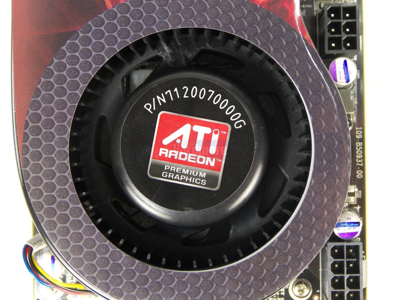 [08/08/2008] Radeon HD 4870 X2: Der Radiallüfter ist nun schwarz. (Bild: PCGH)