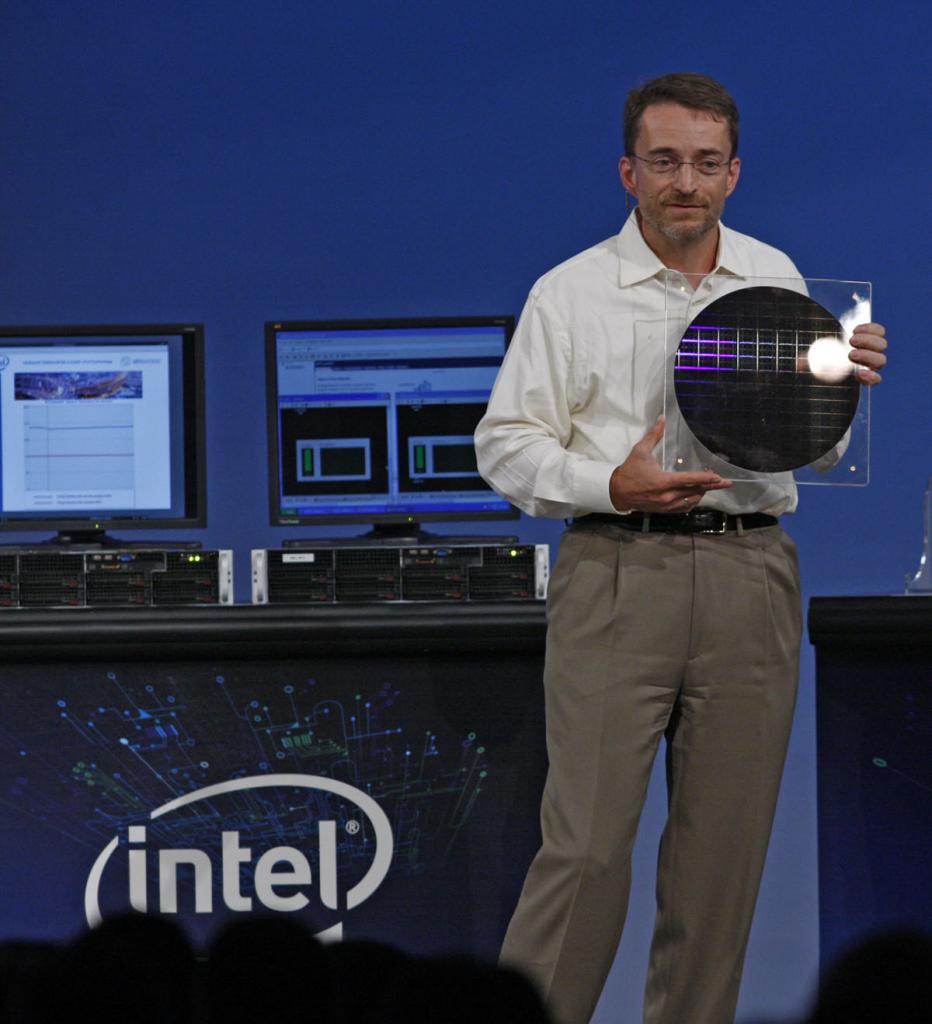 [20/08/2008] Pat Gelsinger (Intel) zeigt Wafer des Nehalem mit acht Kernen, von Tukwila und Dunnington.