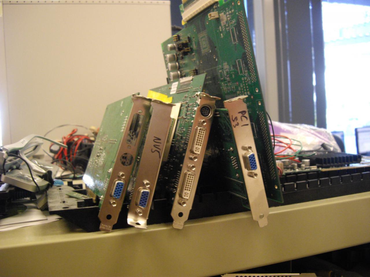 [24/08/2008] Nvidias Testlab. Und wieder: NV5 = Riva TNT 2 (Bild: PCGH)