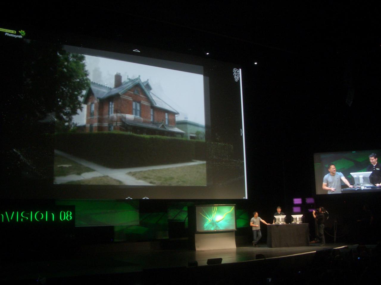 [26/08/2008] Photosynth: Das Programm durchsucht Fotos nach Gemeinsamkeiten, baut daraus ein 3D-Modell der Motive und erlaubt dann einen Rundgang durch die Fotos.