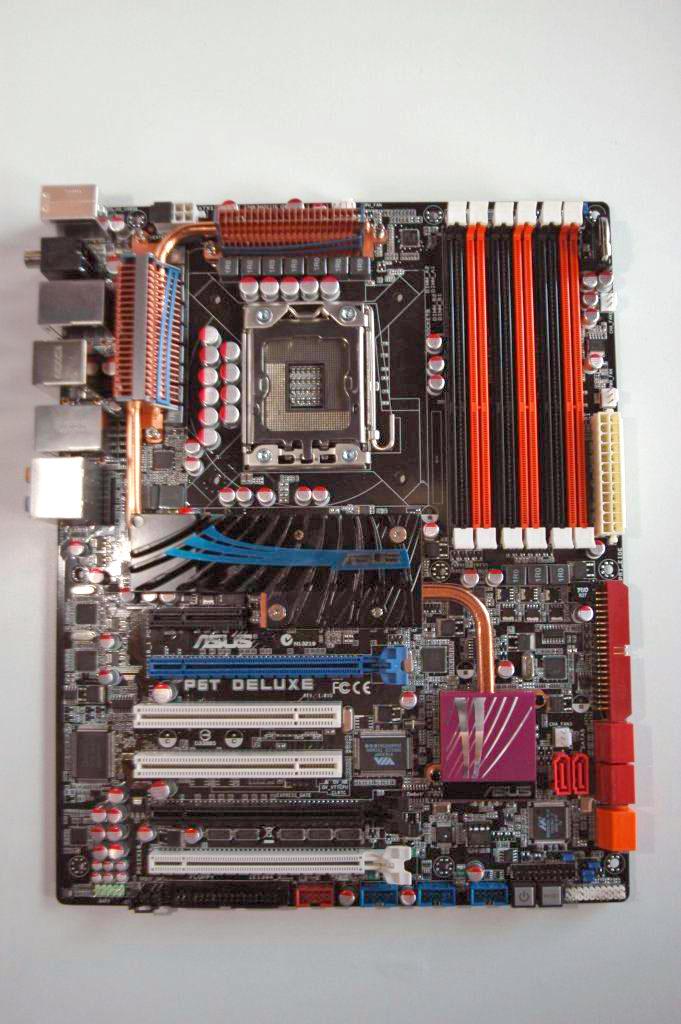 [19/08/2008] Asus P6T Deluxe: Asus zeigte uns die erste Platine mit X58-Chipsatz. (Bild: PCGH)