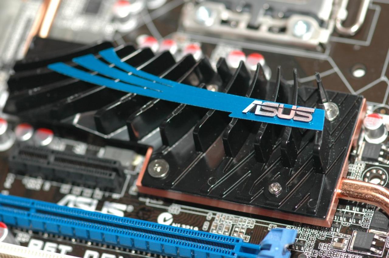 [19/08/2008] Asus P6T Deluxe: Der Northbridge-Kühler (Bild: PCGH)