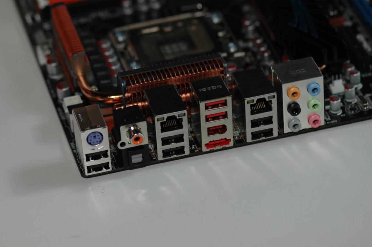 [19/08/2008] Asus P6T Deluxe: Achtmal USB, zweimal LAN, E-SATA, Firewire, digitale Sound-Ausgänge und nur noch ein PS2-Port (Bild: PCGH)