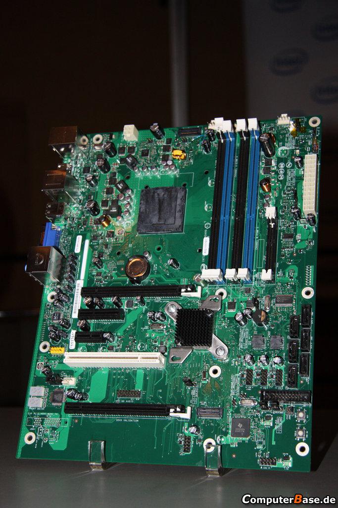 [21/08/2008] Intel zeigt auf dem IDF ein Mainboard auf Sockel-1.160-Basis. (Bild: Computerbase)
