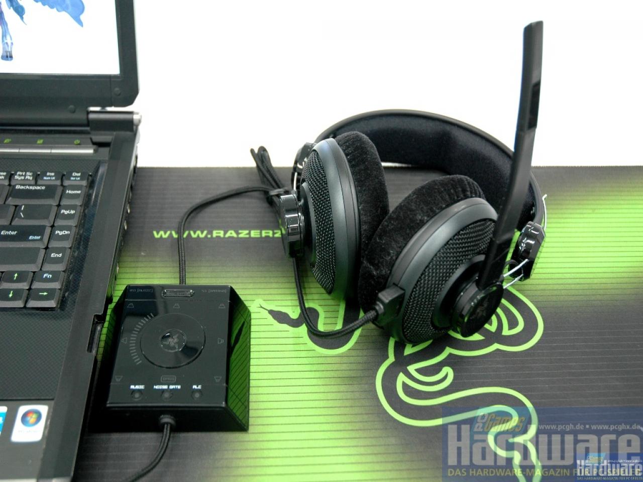 [27/08/2008] Razer Megalodon: Der Mikrofonarm konnte beim Vorabmodell noch nicht weit genug nach unten gestellt werden. Praktisch: das umfangreiche Bedienelement. (Bild: PCGH)