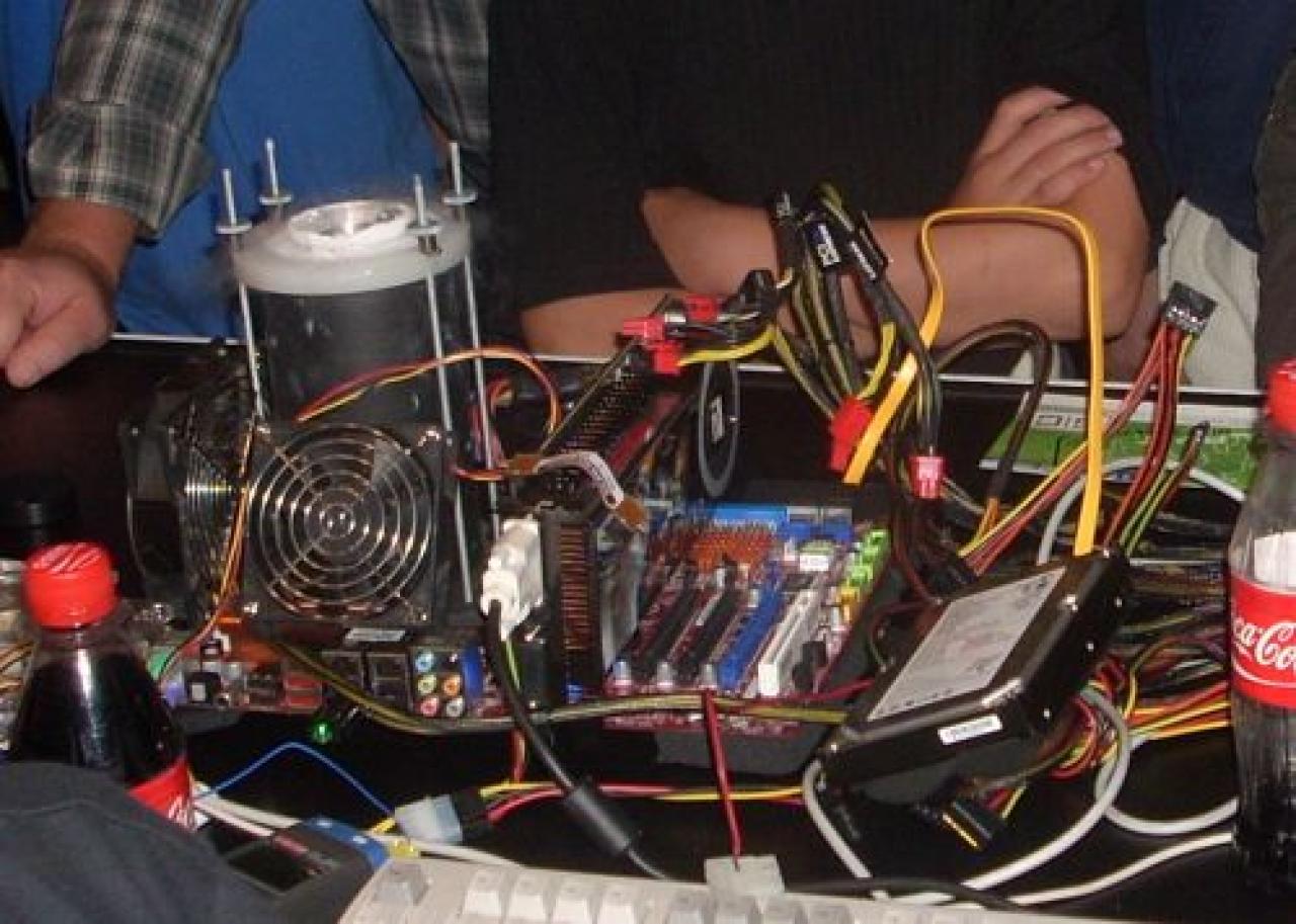 [25/08/2008] SoF und MusicIsMyLife schaffen es einen Phenom X4 9950 mit 4.050 Megahertz zu betreiben, CPU-Z versagt ihnen jedoch die Validation. (Bild: Fudzilla.com)
