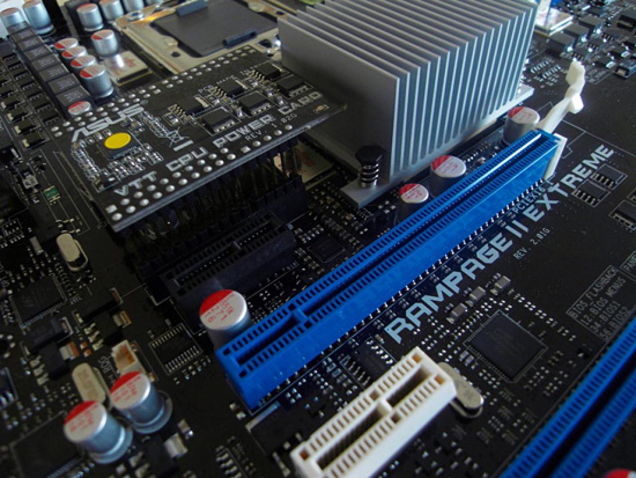 [30/09/2008] Nahaufnahme der VTT CPU Power Karte.