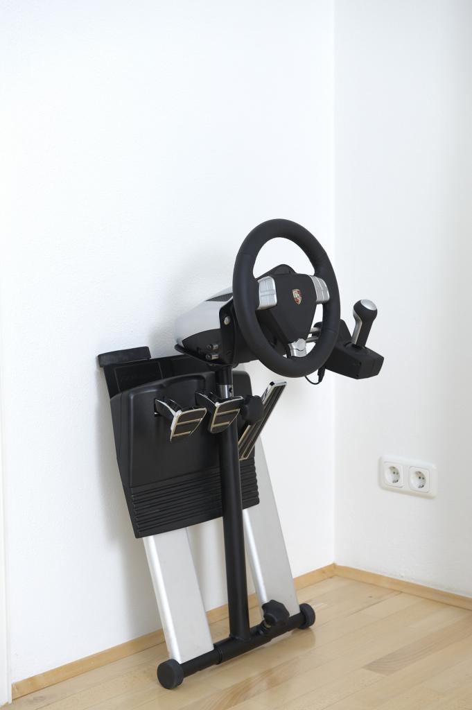[19/09/2008] Fanatec Wheel Stand für circa 100 Euro.