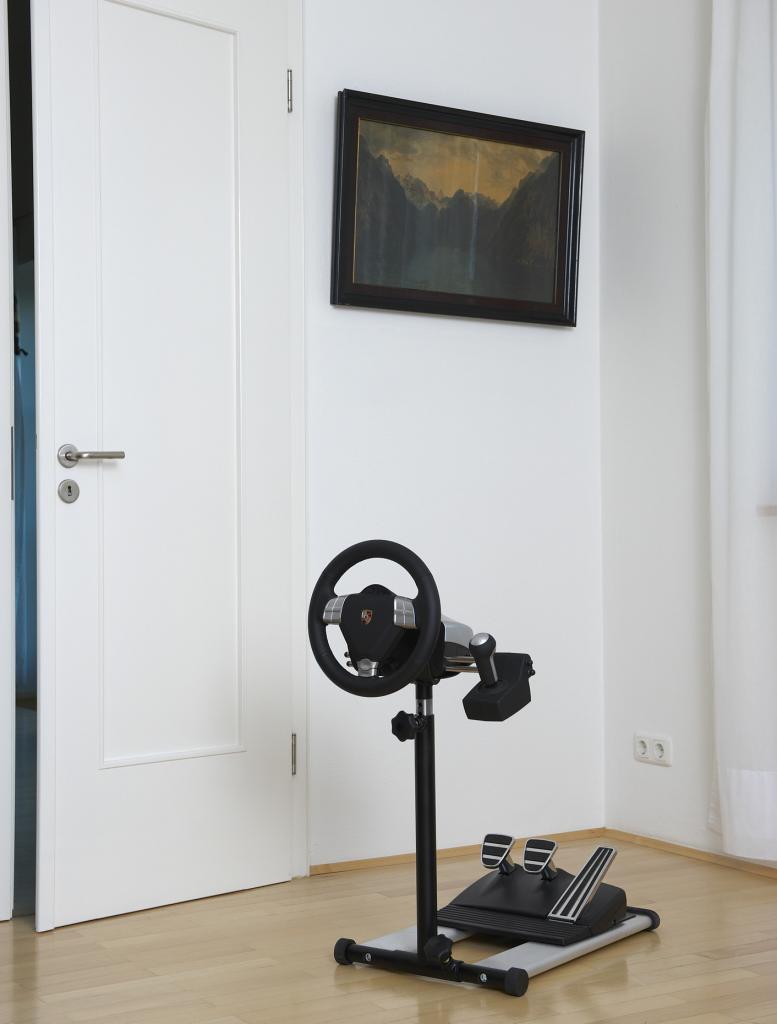 [19/09/2008] Fanatec Wheel Stand für circa 100 Euro.