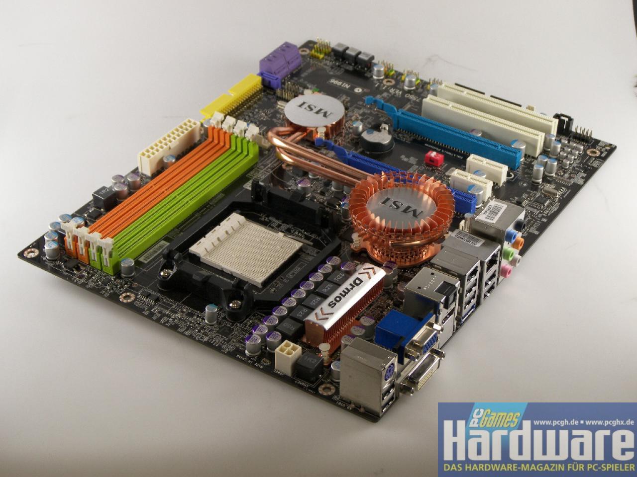 [01/09/2008] MSI DKA790GX Platinum: 790GX-Platine mit aufwendiger Kühlung, Onboard-Grafik und gutem OC-BIOS. (Bild: PCGH)