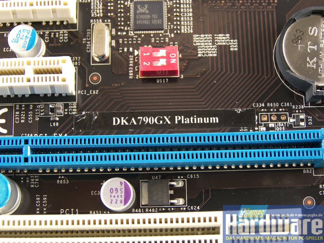 [01/09/2008] MSI DKA790GX Platinum: 790GX-Platine mit aufwendiger Kühlung, Onboard-Grafik und gutem OC-BIOS. (Bild: PCGH)