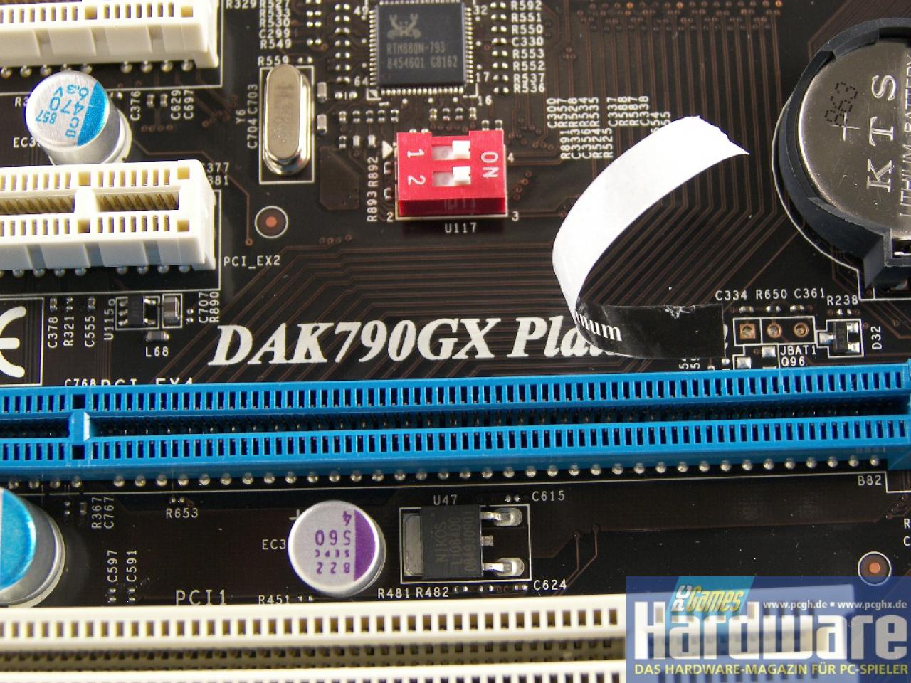 [01/09/2008] MSI DKA790GX Platinum: 790GX-Platine mit aufwendiger Kühlung, Onboard-Grafik und gutem OC-BIOS. (Bild: PCGH)