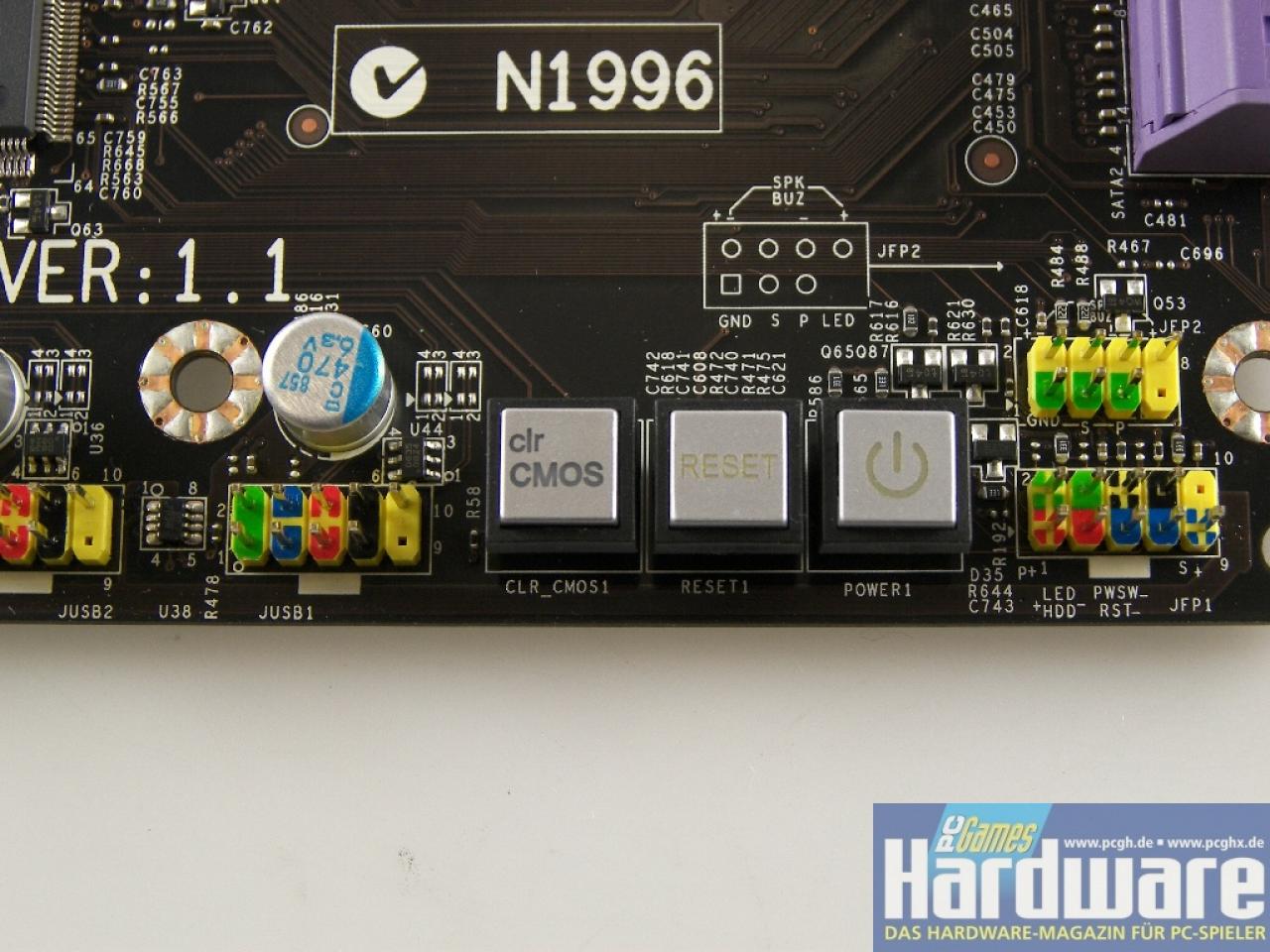 [01/09/2008] MSI DKA790GX Platinum: 790GX-Platine mit aufwendiger Kühlung, Onboard-Grafik und gutem OC-BIOS. (Bild: PCGH)
