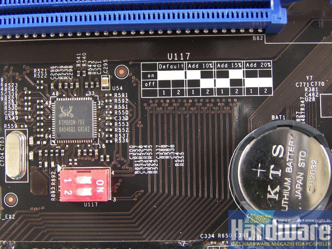 [01/09/2008] MSI DKA790GX Platinum: 790GX-Platine mit aufwendiger Kühlung, Onboard-Grafik und gutem OC-BIOS. (Bild: PCGH)