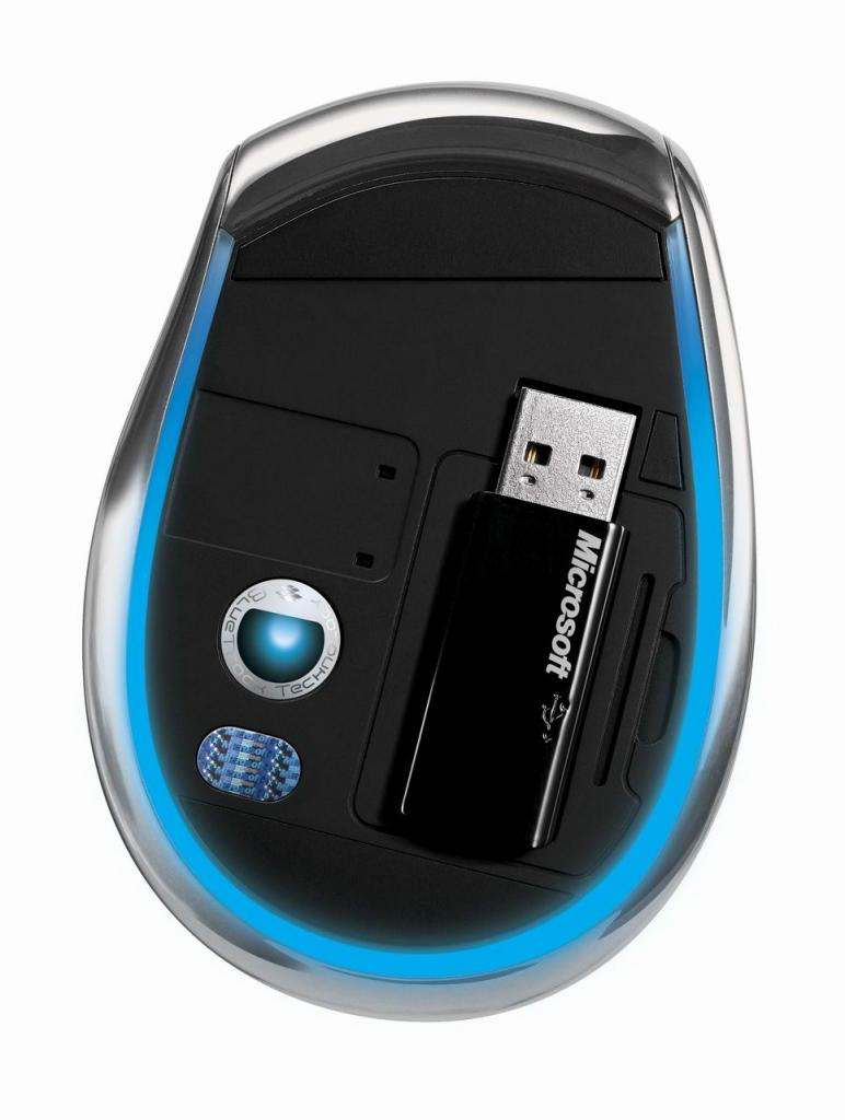 [10/09/2008] Microsoft Explorer Mini Mouse mit Blue Track: die Unterseite mit Dongle