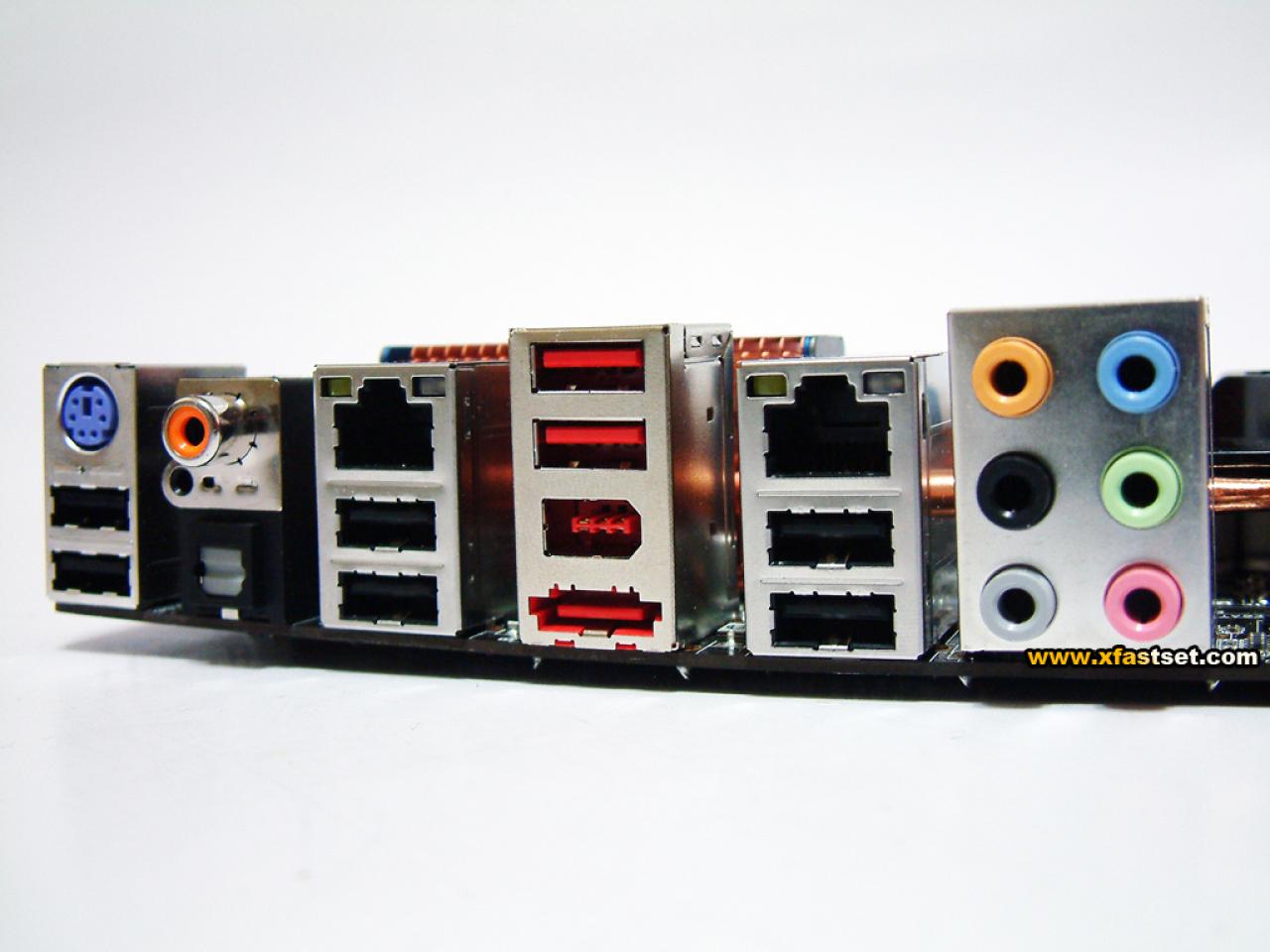 [30/09/2008] Das I/O Panel bietet neben Dual-Lan, umfangreichen Audio-Anschlüssen, Firewire und E-SATA ganze 8 USB-Ports. Aber nur noch einen PS/2 Anschluss (Bild: Chiphell.com)