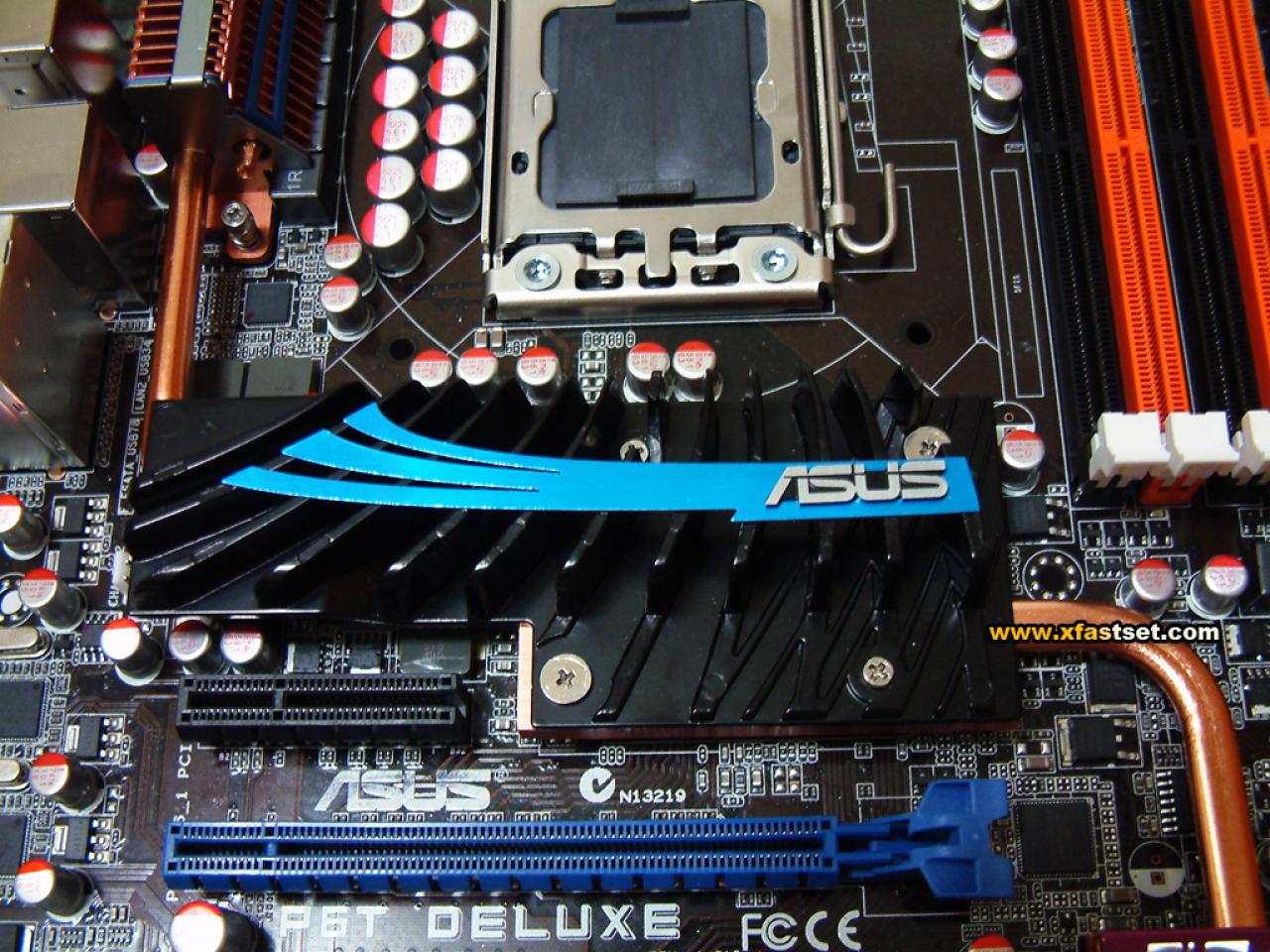 [30/09/2008] Weiter entlang der Heatpipe folgt der Northbridgekühler, der in Richtung Gehäusewand verlängert ist. Hinter dem PCI-E x4 Slot sind die Kühlfinnen gekürzt, so das lange Steckkarten eingesetzt werden können. (Bild: Chiphell.com)